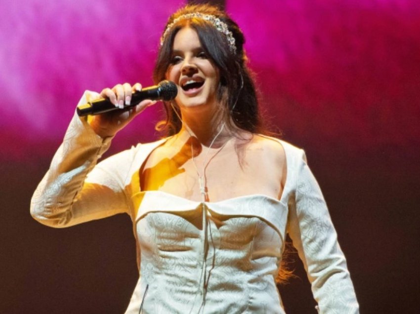 Qindra spektatorë rrëzohen përtokë në koncertin e Lana Del Rey nga vala e mistershme e energjisë