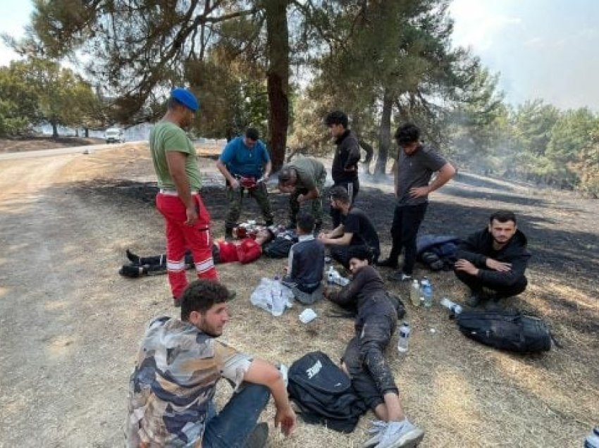 Zjarrfikësit shqiptarë shpëtojnë nga flakët 9 emigrantë në Greqi
