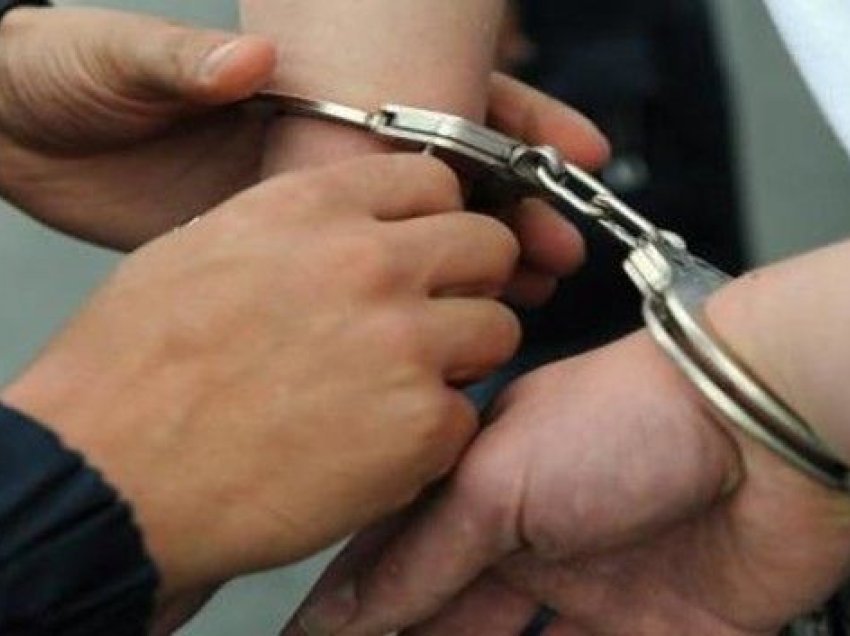 Kapet ‘mat’ duke shitur doza kanabisi, arrestohet 23-vjeçari në Peshkopi