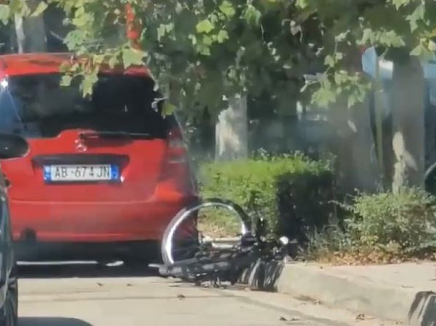Aksident në Fier/ Makina përplas biçikletën, plagoset një person