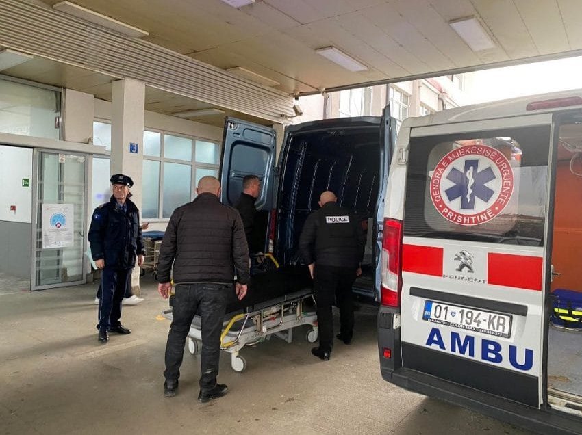 Prishtinë: I mituri qëllon me armë aksidentalisht shokun, 15-vjeçari dërgohet në Emergjencë