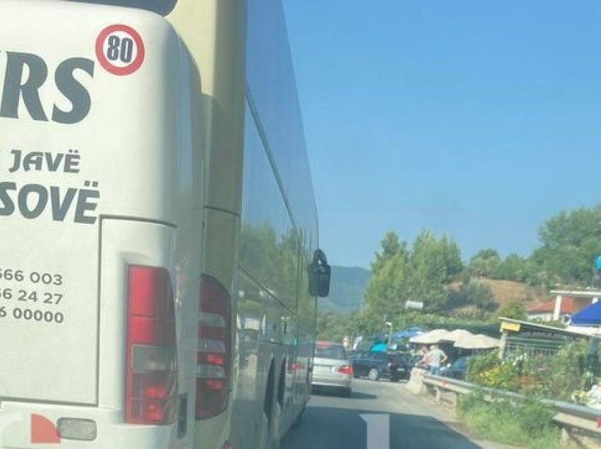 “Për pak sa na mbyti”, shoferi i autobusit “Arditi Tours” rrezikon jetën e udhëtarëve 