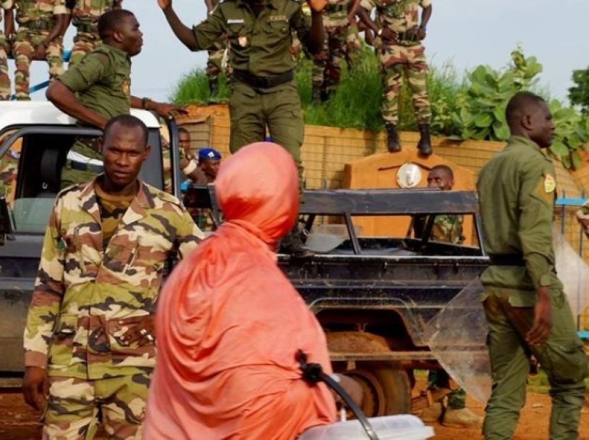 Algjeria propozon periudhë 6-mujore tranzicioni për të zgjidhur krizën e Nigerit