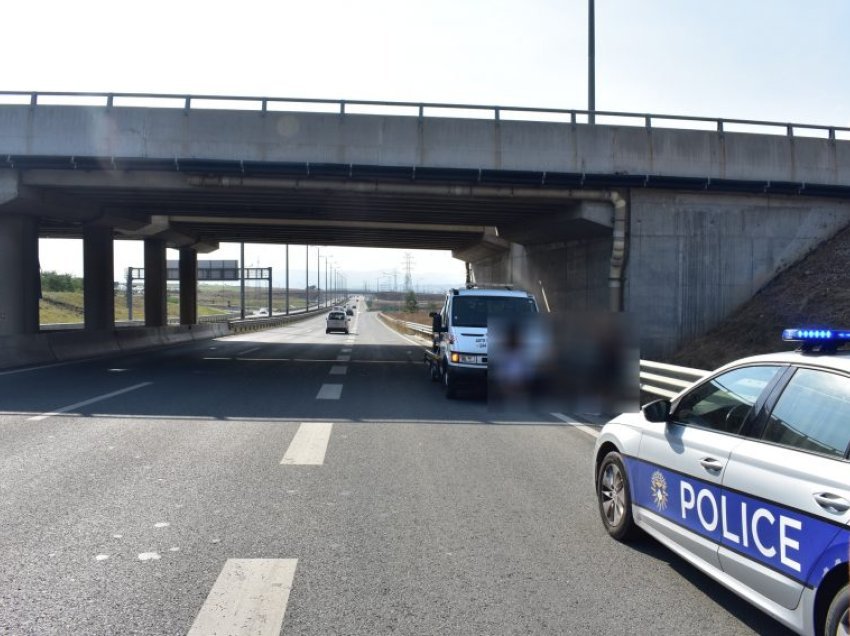 Lëvizte në kahje të kundërt në autostradë, Policia e dënon dhe ia konfiskon lejen e vozitjes