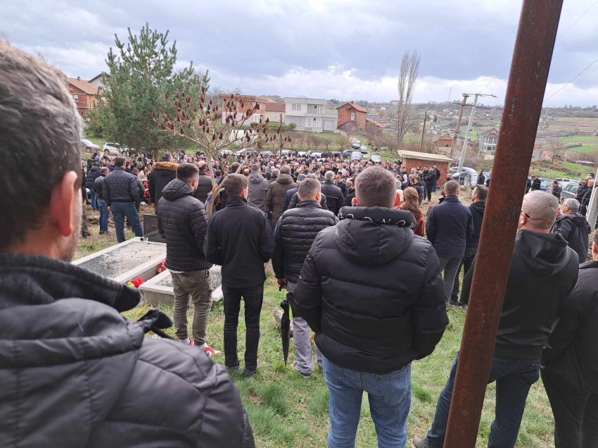 Mijëra qytetarë në varrimin e Liridonës, gruas që u vra të mërkurën në dalje të Prishtinës 