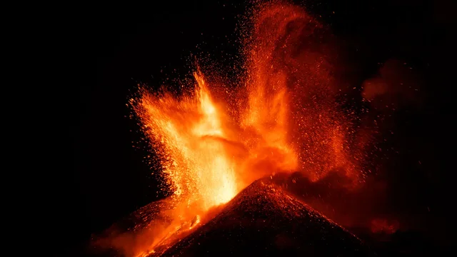 Etna: shpërthimi i parë në dhjetor kthehet në spektakël