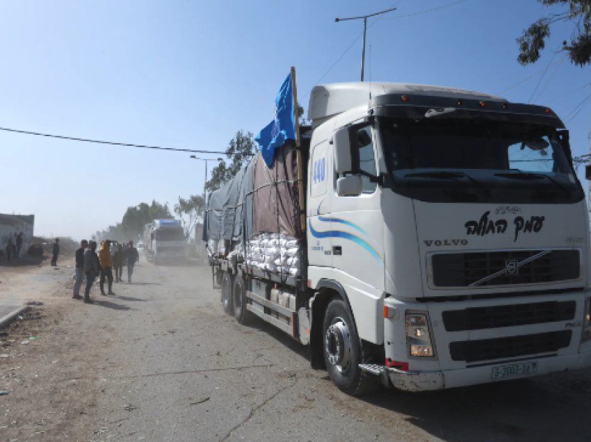 Kamionët e ndihmës së parë hyjnë në Gaza që nga përfundimi i armëpushimit