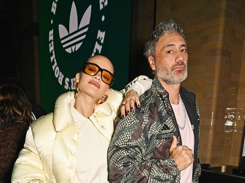 Rita Ora duket me shumë stil përkrah Taika Waititit teksa marrin pjesë në eventin e “Adidas”