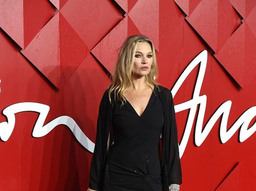 Kate Moss bën një paraqitje magjepsëse në tapetin e kuq me një fustan të zi, në British Fashion Awards