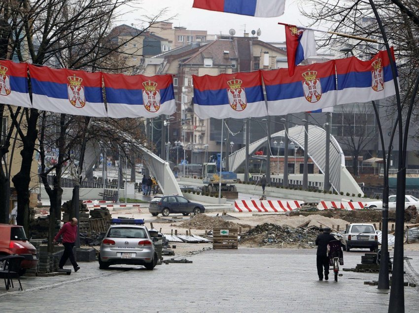 Një grup serbësh shprehen të gatshëm për shkarkimin e kryetarëve në katër komunat në veri