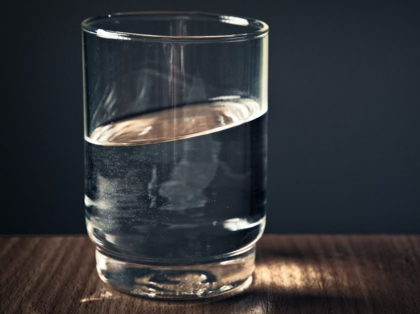 Sa është e dëmshme ta pini ujin që ka qëndruar gjatë natës