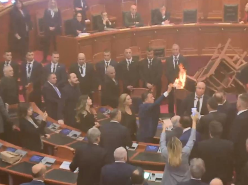 Foltorja i vuri zjarrin Kuvendit/ Përjashtohen për 10 ditë Berisha dhe 5 deputetë të tjerë