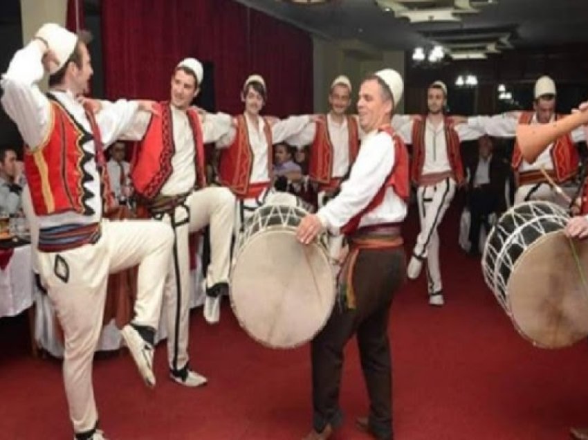 ​Festivali folklorik në Libohovë, grupet folklorike paraqesin kostumet dhe traditën