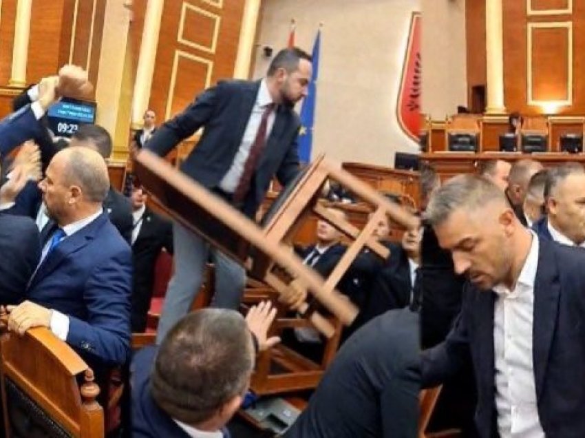 Vijon kaosi në Kuvendin e Shqipërisë, deputetët e opozitës presin me brohorima Ramën