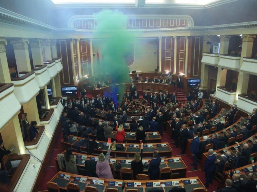 Tymuese e shpërthime me shashka në Kuvend, policia referon në SPAK deputetët e Berishës dhe Bardhit