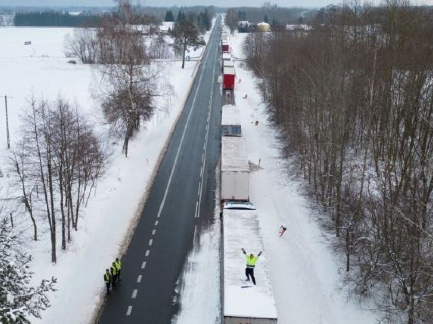 Kamionistët polakë bllokojnë kufirin me Ukrainën, rrezikohen ndihmat për fushën e betejës