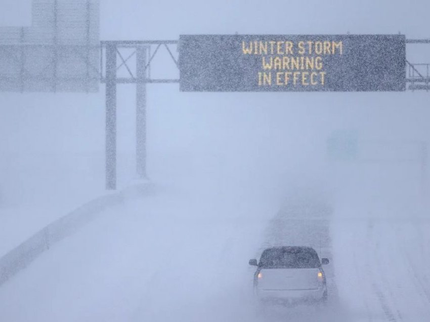 Një paralajmërim për stuhi dimërore është lëshuar për tetë shtete amerikane