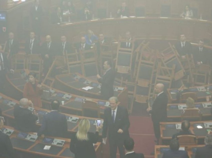 Përjashtohen për 10 ditë nga Kuvendi 7 deputetë të opozitës