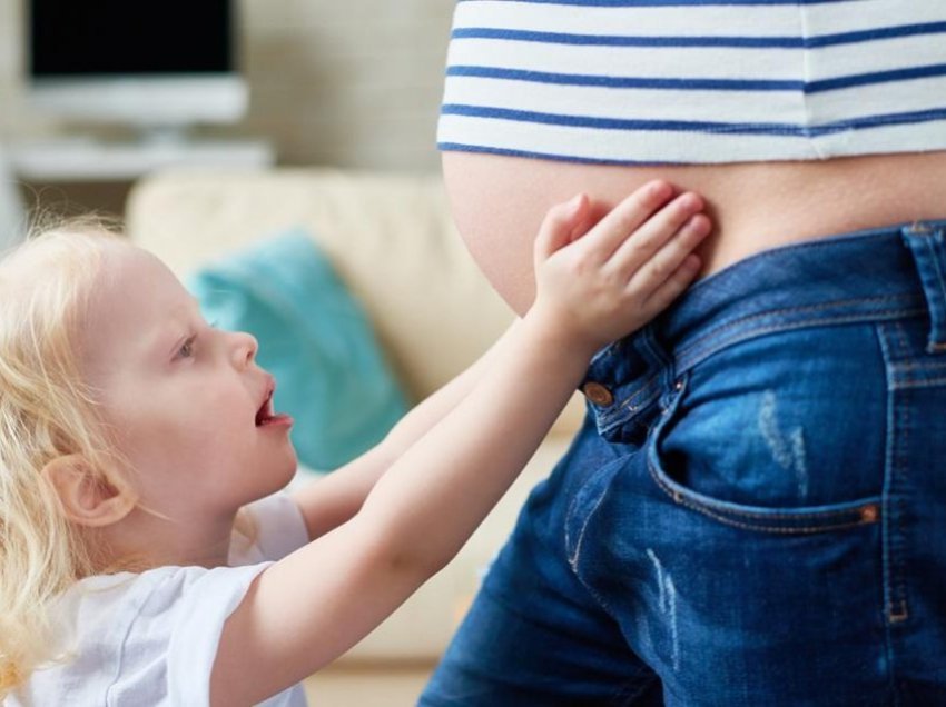 Java e 27-të e shtatzënisë: Jeni në fund të tremujorit të dytë, trupi juaj po përgatitet për raundin e fundit dhe ja çfarë ndodh me beben