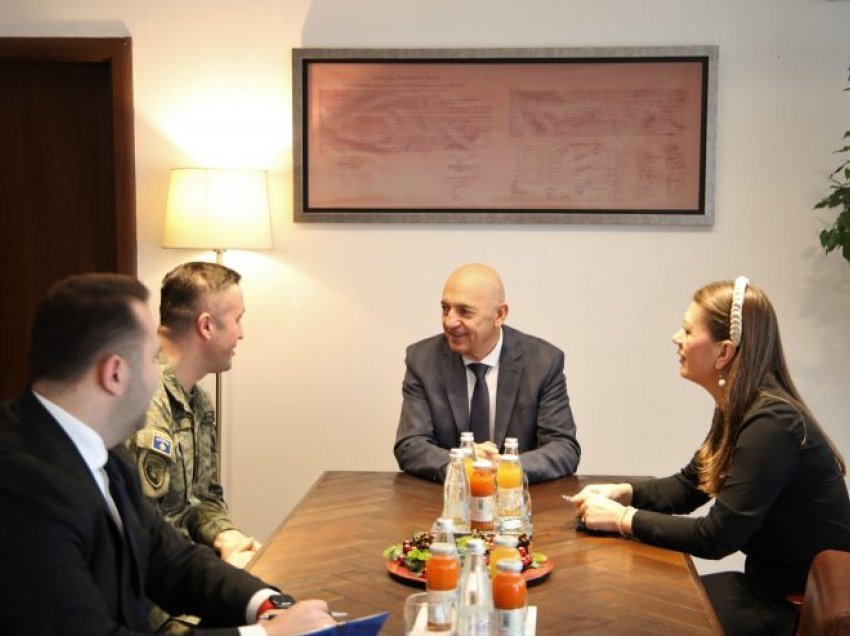 U.D. Kryeprokurori i Shtetit dhe Komandanti i Policisë Ushtarake të FSK-së diskutojnë për thëllimin e bashkëpunimit