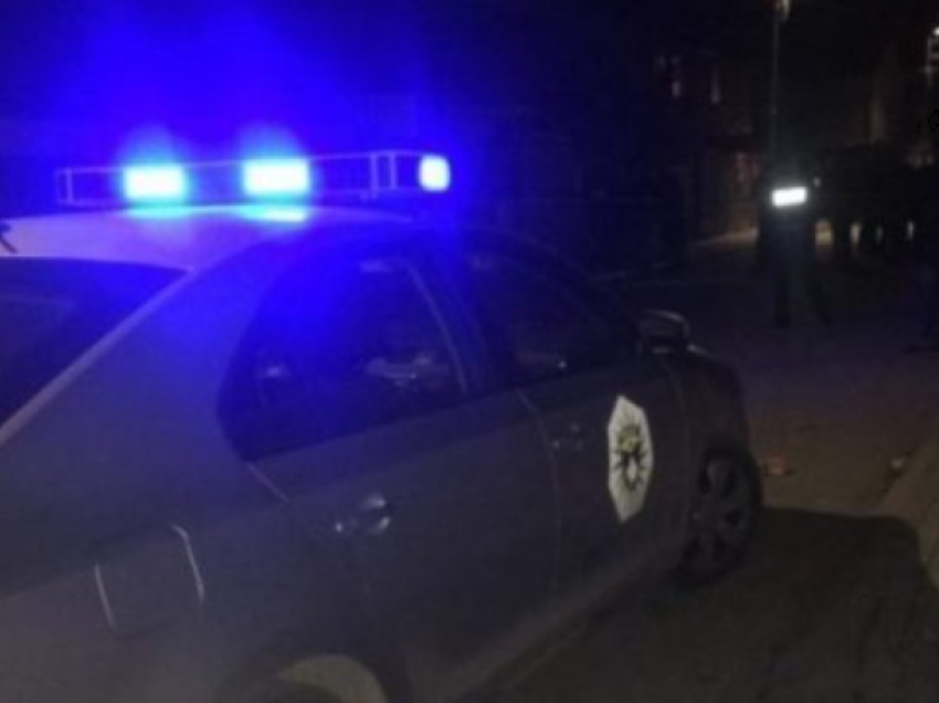 Policia ndal për kontroll një veturë në Lipjan, shoferi kapet me thikë në xhep