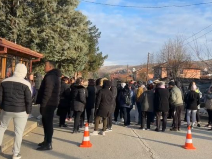Maqedonasit në Çashkë protesta për gjuhën shqipe, bllokojnë shkollën