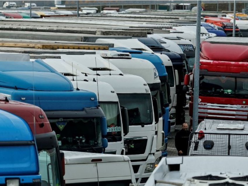 Transportuesit sllovakë lehtësojnë bllokadën kufitare të Ukrainës për kalimet e kufizuara të kamionëve