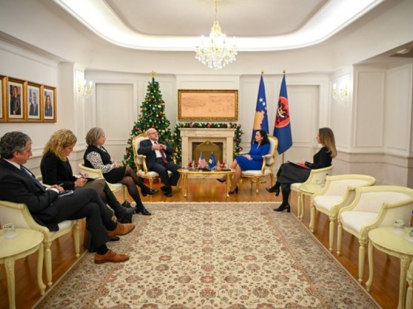 ​Osmani takoi Hovenier, diskutojnë mbi avancimin e bashkëpunimit Kosovë-SHBA