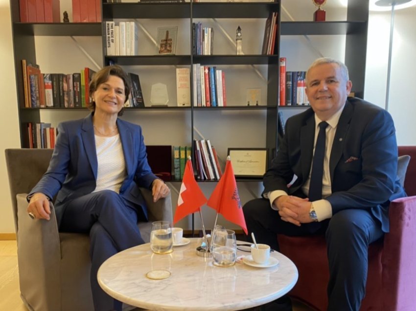 Ambasadorja e Zvicrës në Shqipëri znj. Ruth Huber sot ka pritur gazetarin shqiptar nga Gjeneva