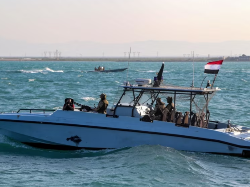 Dy anije mallrash në Detin e Kuq goditen nga raketa të hedhura prej Jemenit