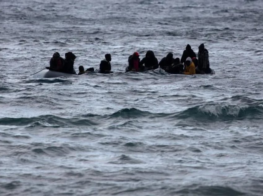 Fundoset një varkë pranë Republikës Domenikane, shpëtohen të 12-të personat në bord