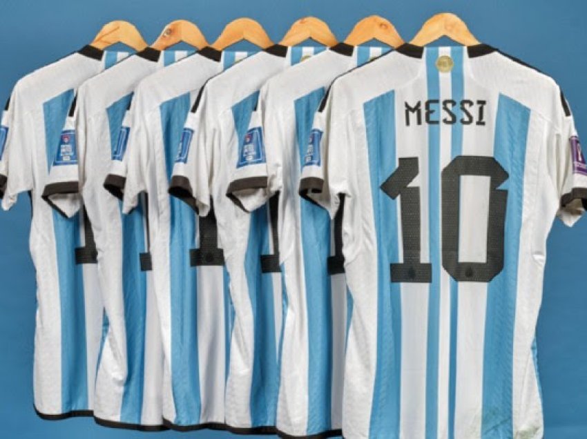 ​Fanellat që Messi i veshi në Kupën e Botës shiten në ankand për 7.1 milionë euro