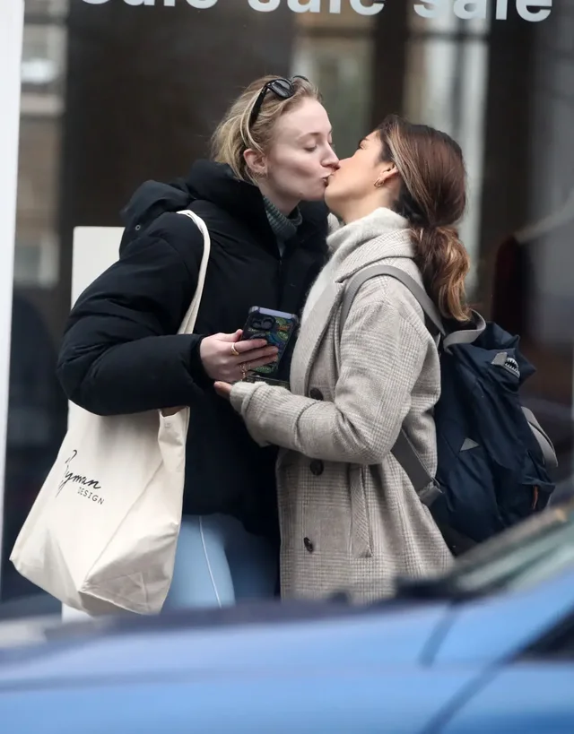 Sophie Turner shfaqet duke u puthur me mikeshën e saj