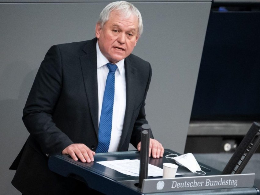 Deputeti gjerman: Po presim nëse Vuçiq do t’i respektojë marrëveshjet