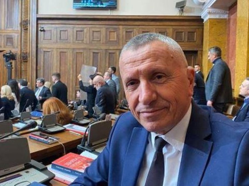 Votojeni Shaip Kamberin sepse ai është tmerri dhe ferri në Parlementin e Serbisë