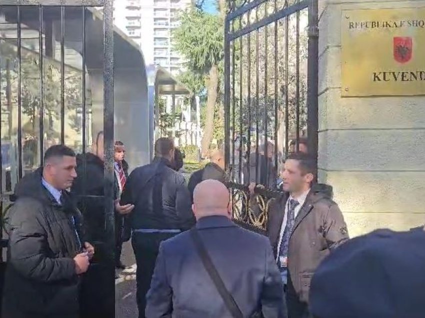 Këshilli i Mandateve do të shqyrtojë kërkesën për arrestimin e Berishës, prokurorët e SPAK dhe avokatët e ish-kryeministrit mbërrijnë në Kryesi