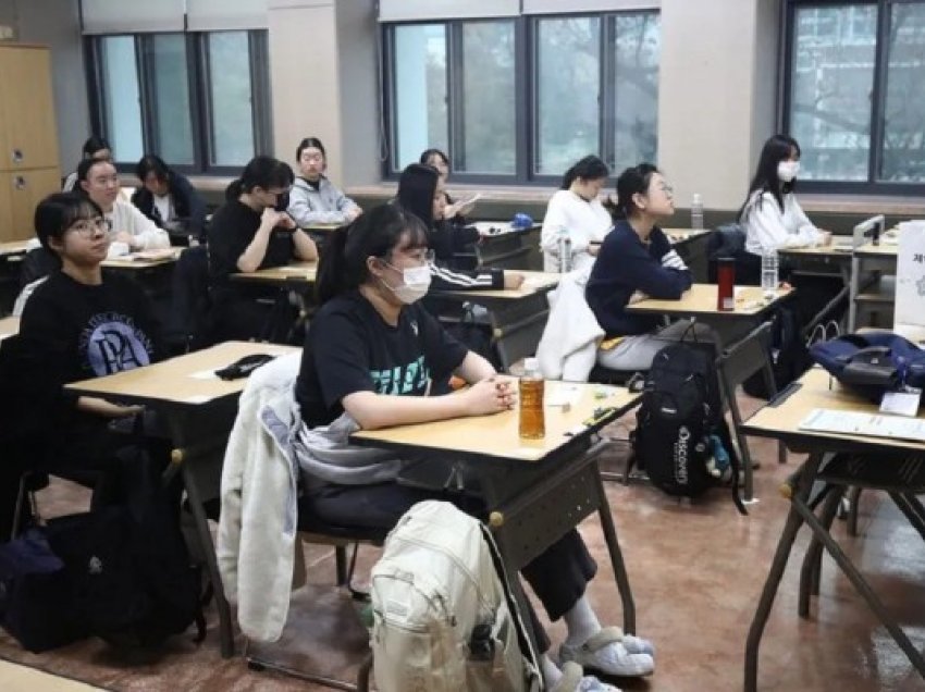 ​Mësuesi përfundon provimin 90 sekonda më herët, studentët ngritin padi