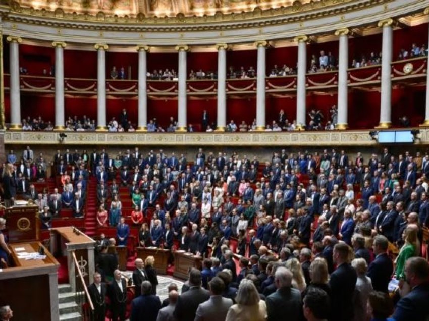 Parlamenti francez e miraton ligjin kontrovers për migrimin