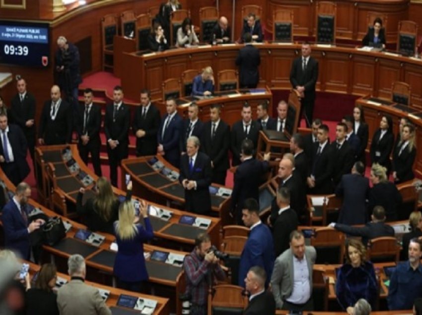 ​Reagimi i parë nga qeveria shqiptare për Berishën: Nuk ka natë që nuk ka të qara
