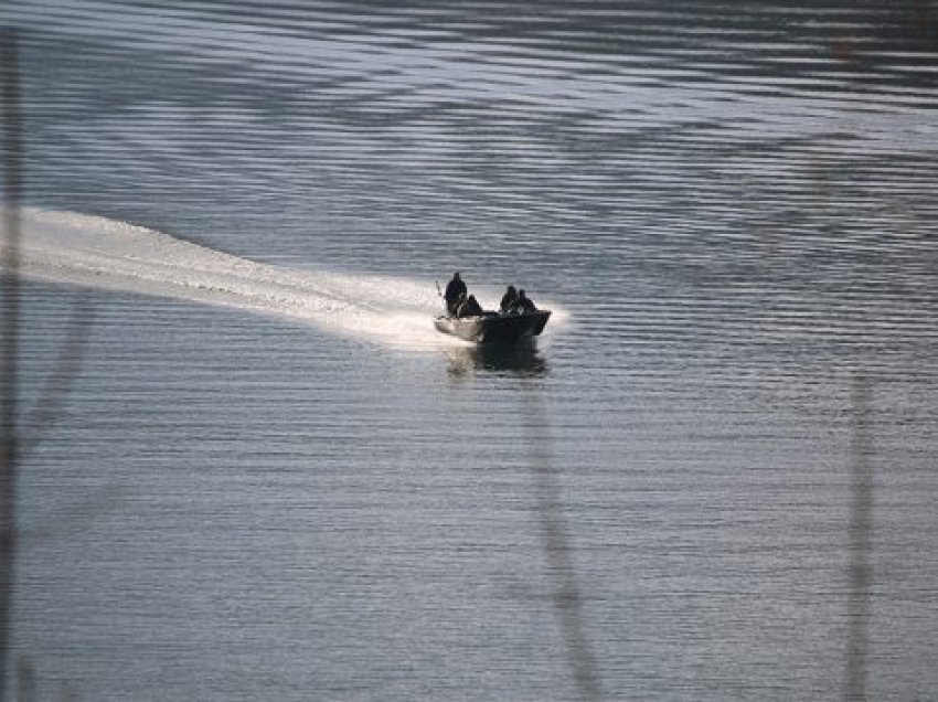 Përveç atyre tokësore, KFOR-it patrullon edhe me varkë në Liqenin e Ujmanit