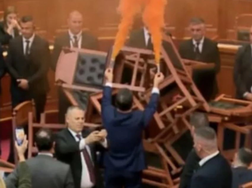 Mes tensionesh e përleshjeve në Kuvend, miratohet pro lejimi i arrestimit të Sali Berishës - ja çka thotë ai