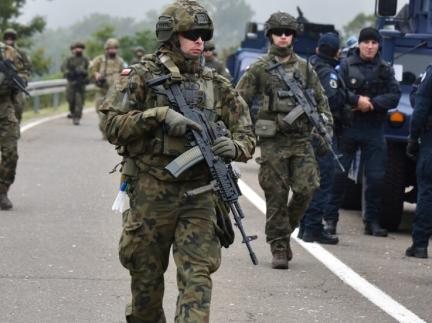 KFOR-i patrullon kufirin me Serbinë dhe Liqenin e Ujmanit