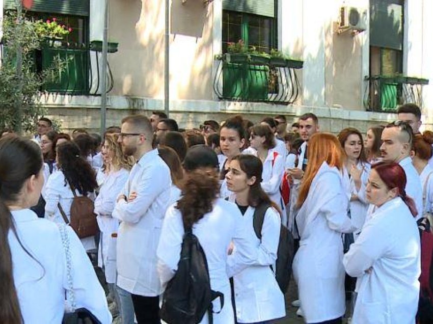 Kushtetuesja nis shqyrtimin e kërkesës për ligjin e studentëve të mjekësisë