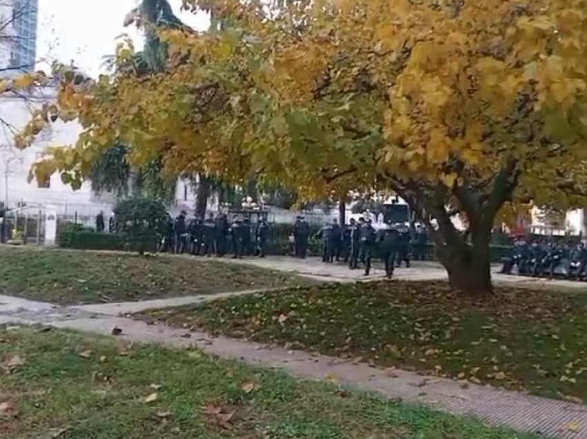 Protesta e thirrur nga Berisha, policia ‘blindon’ Parlamentin, në terren 800 efektivë