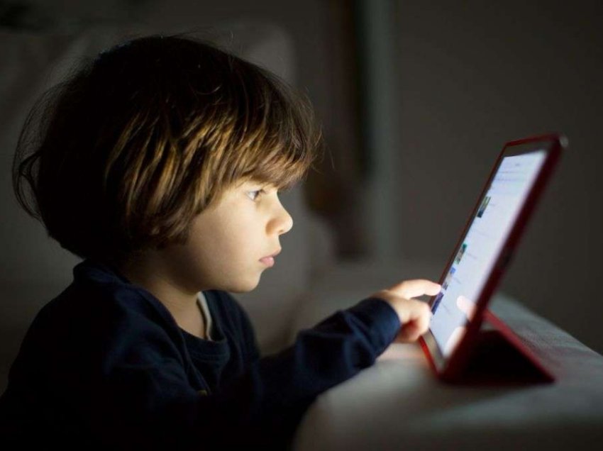 “Mos e lini fëmijën vetëm me telefon dhe laptop” - ja rreziku sipas ekspertes