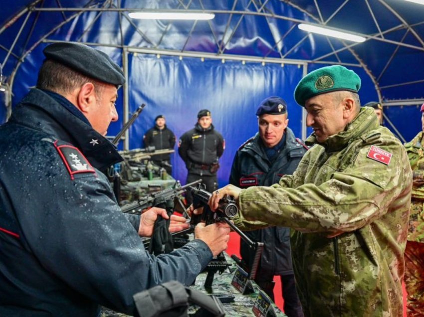 Komandanti i KFOR-it viziton Njësinë e Specializuar Shumëkombëshe, njoftohet me armatimin e tyre