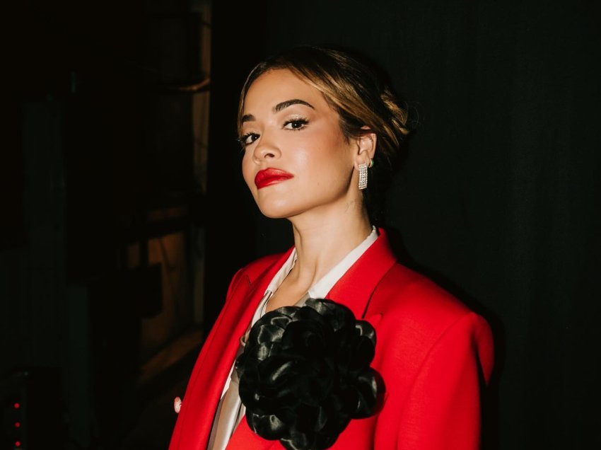 Rita Ora duket e mrekullueshme në të kuqe, ndërsa interpreton në programin festiv kolonën e famshme zanore të “Mary Poppins”