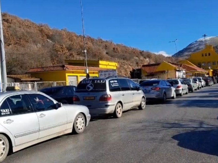 Festat kthejnë emigrantët në Shqipëri, fluks në pikën e kalimit kufitar të Kapshticës