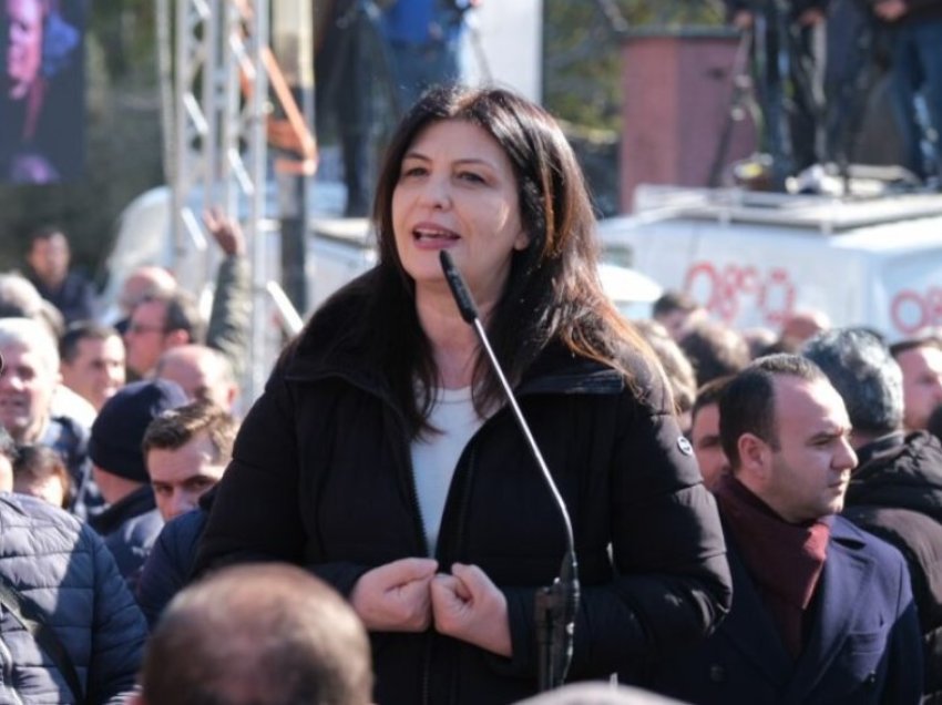 Jozefina Topalli shfaqet e veshur sportive në protesta
