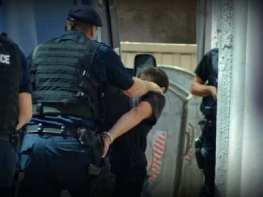 18-vjeçari nga Mitrovica publikon foto me armë në dorë, Policia i shkon në fshat dhe e arreston